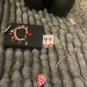 Kitsch/statement betsey johnson nwt valentines/baking xo jewelry bracelet set